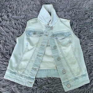 Cute Light Washed Jean Vest!